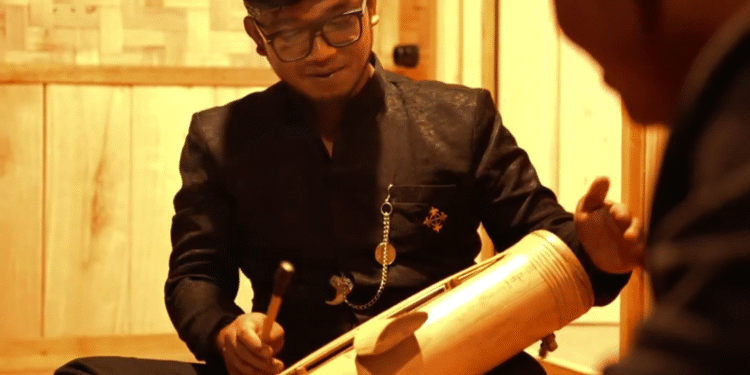 Uwa Raja memainkan Celempung - Dok. Intiporia