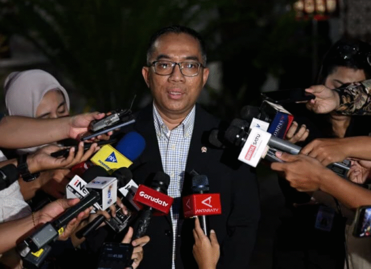 Menteri Pendidikan Tinggi, Sains, dan Teknologi Brian Yuliarto dalam keterangannya di hadapan awak media di Kompleks Istana Kepresidenan Jakarta, pada Selasa, 21 April 2026, menyampaikan bahwa Presiden Prabowo Subianto dorong percepatan realisasi program pembangkit listrik tenaga surya (PLTS) berkapasitas 100 gigawatt. Foto: BPMI Setpres/Kris