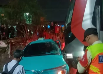 Taksi hijau yang terlibat tabrakan maut kereta di Bekasi Timur. Foto: Istimewa