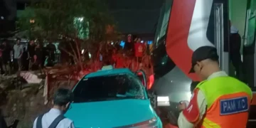 Taksi hijau yang terlibat tabrakan maut kereta di Bekasi Timur. Foto: Istimewa