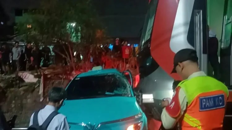 Taksi hijau yang terlibat tabrakan maut kereta di Bekasi Timur. Foto: Istimewa