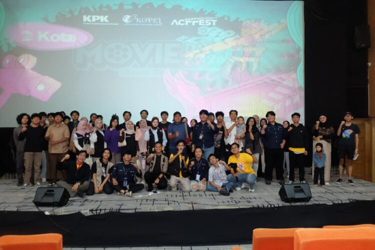 ntusiasme yang tertangkap dalam foto ini mencerminkan semangat kolaborasi kuat antara KPK RI dan KOPEL serta sambutan hangat dari generasi muda urban Bandung untuk menyuarakan pesan-pesan antikorupsi melalui media film di Bandung Creative Hub. Dok. Kopel