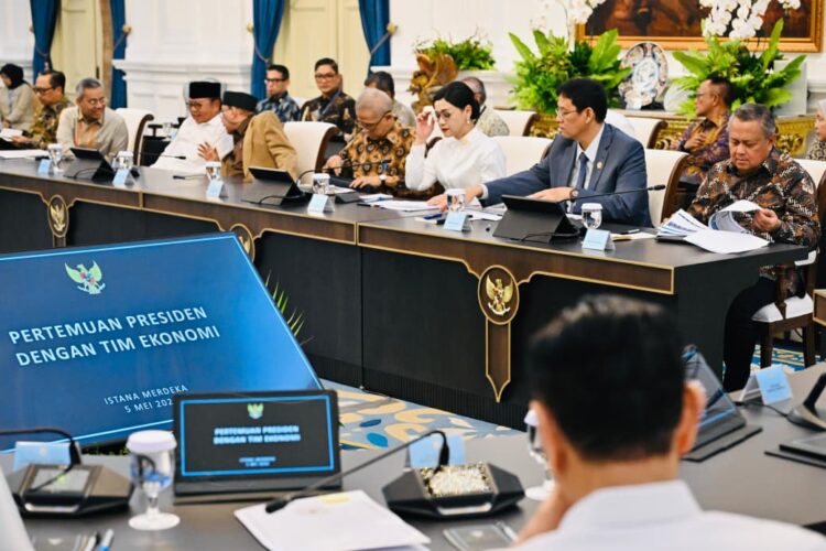 Rapat terbatas Presiden Prabowo Subianto bersama sejumlah menteri Kabinet Merah Putih dan Komite Stabilitas Sistem Keuangan di Istana Merdeka, Jakarta, Selasa, 5 Mei 2026. (Foto: BPMI Setpres)
