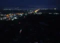 Foto udara memperlihatkan sebagian wilayah di Kota Padang, Sumbar, Selasa (4/6/2024) malam, mengalami pemadaman listrik. ANTARA/Fandi Yogari via Tirto.id