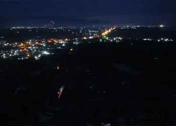 Foto udara memperlihatkan sebagian wilayah di Kota Padang, Sumbar, Selasa (4/6/2024) malam, mengalami pemadaman listrik. ANTARA/Fandi Yogari via Tirto.id