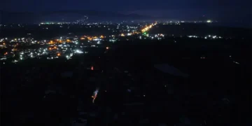Foto udara memperlihatkan sebagian wilayah di Kota Padang, Sumbar, Selasa (4/6/2024) malam, mengalami pemadaman listrik. ANTARA/Fandi Yogari via Tirto.id