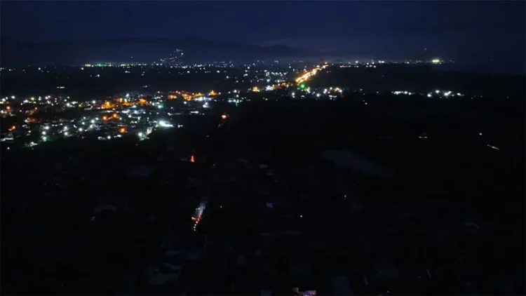 Foto udara memperlihatkan sebagian wilayah di Kota Padang, Sumbar, Selasa (4/6/2024) malam, mengalami pemadaman listrik. ANTARA/Fandi Yogari via Tirto.id
