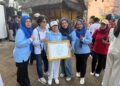 penyerahan penghargaan "Tokoh Koperasi" kepada Sirti Asyah Zenobia