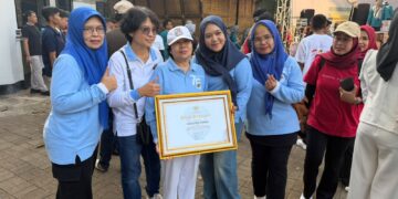 penyerahan penghargaan "Tokoh Koperasi" kepada Sirti Asyah Zenobia