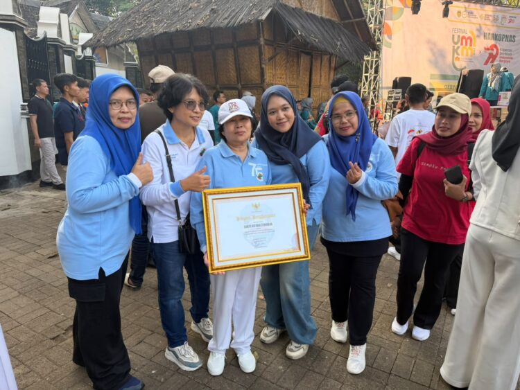 penyerahan penghargaan "Tokoh Koperasi" kepada Sirti Asyah Zenobia
