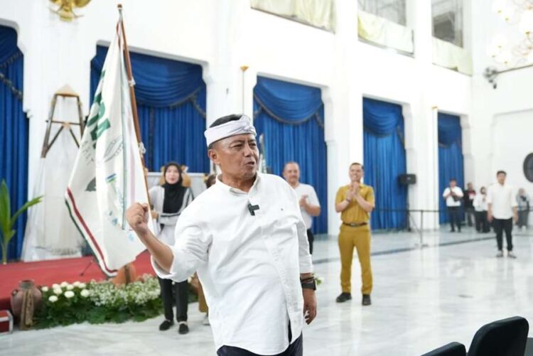 Beranda Berita pemerintahan Sekda Herman Lepas Kontingen Setda Jabar ke HAORNAS 2026 - Humas Jabar
