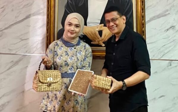 Tanissa Puti Rahmadiva Founder Bumi Kreasi Jatiluhur bersama Kepala Disporaparbud Kabupaten Purwakarta - Intiporia