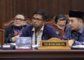 Mochammad Afifuddin Ketua KPU bersama Komisiner Idham Holik dan Iffa Rosita memberikan keterangannya pada pemeriksaan persidangan Perselisihan Hasil Pemilihan Umum, Rabu (23/09) di Ruang Sidang MK. Foto Humas/Ifa