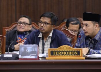 Mochammad Afifuddin Ketua KPU bersama Komisiner Idham Holik dan Iffa Rosita memberikan keterangannya pada pemeriksaan persidangan Perselisihan Hasil Pemilihan Umum, Rabu (23/09) di Ruang Sidang MK. Foto Humas/Ifa