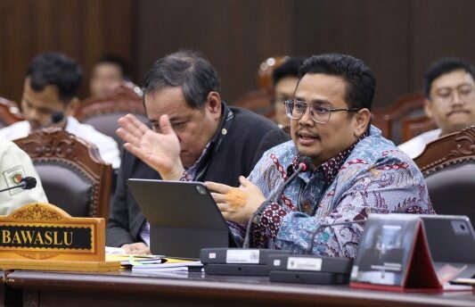 Rahmat Bagja Ketua Bawaslu saat memberikan keterangan pada sidang pemeriksaan Perselisihan Hasil Pemilihan Umum, Rabu (23/09) di Ruang Sidang MK. Foto Humas/Ifa.