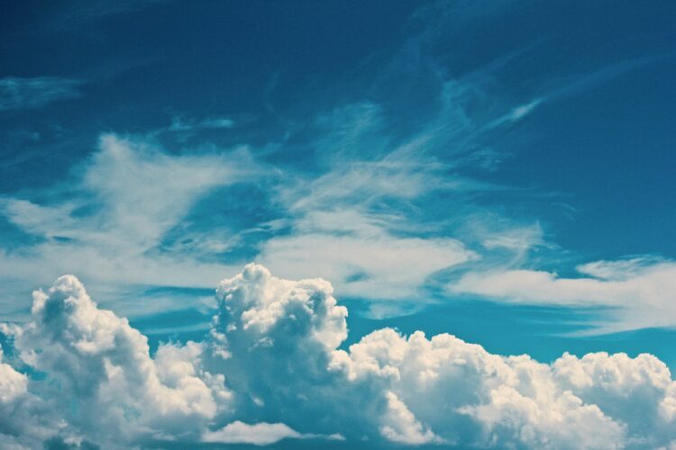 Langit Biru- Foto oleh Jelleke Vanooteghem di Unsplash