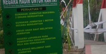 Papan peringatan di Jembatan Gantung Pongpet di Pangandaran yang dipasang untuk memperhatikan keselamatan (dok TNI AD) via Detik