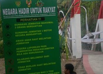 Papan peringatan di Jembatan Gantung Pongpet di Pangandaran yang dipasang untuk memperhatikan keselamatan (dok TNI AD) via Detik
